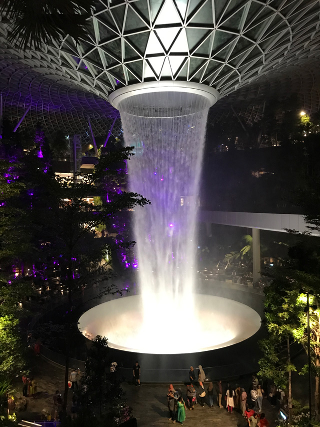 世界一の人口の滝が空港の中に！
