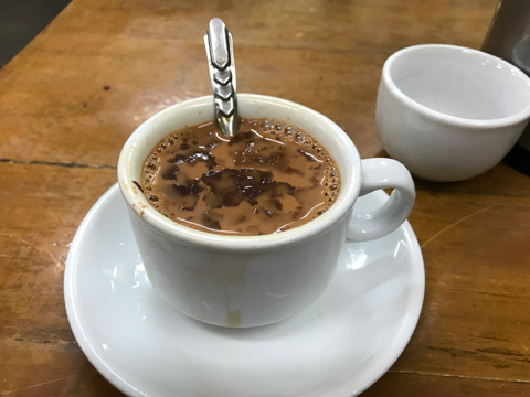 アウミンガラーバスセンターの始まりを近所のコーヒーショップで待つ